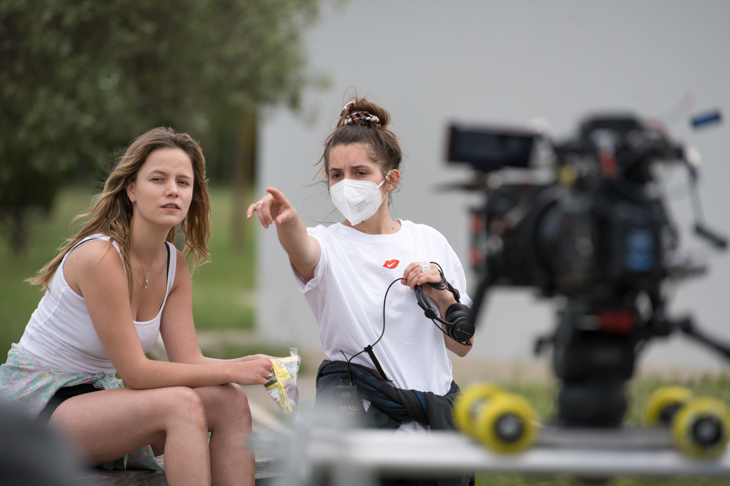 ©Fabien Malo. La réalisatrice Laura Saulnier dirige la comédienne Marysol Fertard sur le tournage du court-métrage 