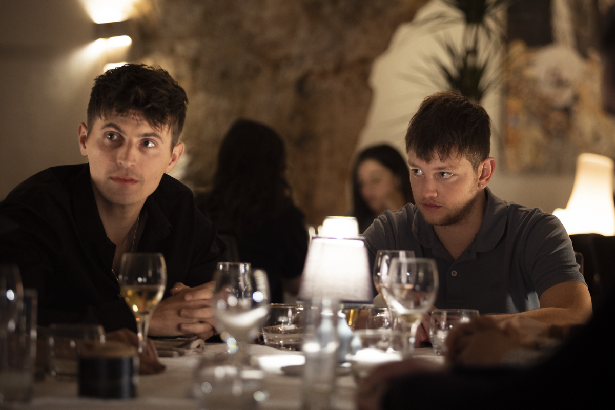 Les acteurs Raphaël Quenard et Anthony Bajon sur le tournage de Chien de la casse © Camille Sonally