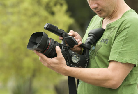 Hombre con cámara de video en las manos
