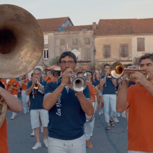 13. TOURNESOLS_ERIC ET THIERRY_LES BANDAS DANS UN VILLAGE_VEO