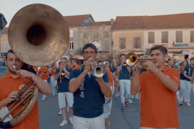 13. TOURNESOLS_ERIC ET THIERRY_LES BANDAS DANS UN VILLAGE_VEO