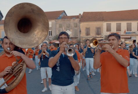 13. TOURNESOLS_ERIC ET THIERRY_LES BANDAS DANS UN VILLAGE_VEO