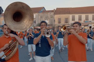 13. TOURNESOLS_ERIC ET THIERRY_LES BANDAS DANS UN VILLAGE_VEO